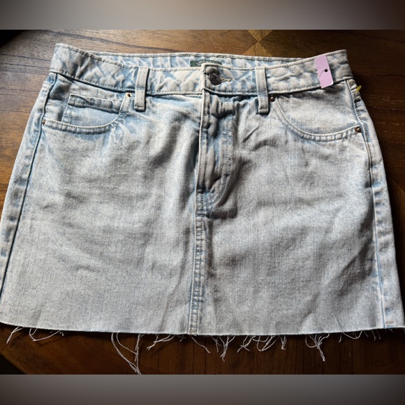 wild fable Dresses & Skirts - NWT Wild Fable Light Wash Denim Mini Skirt with frayed hem size 6
